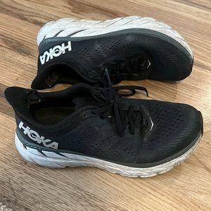 HOKA TENNIS SHOES - BLACK. SIZE 8.5. FAIR CONDITION.
